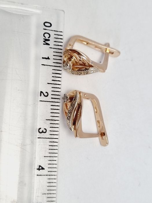 Золотые серьги с бриллиантами