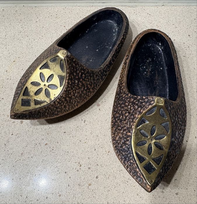 Par de antigos cinzeiros em forma de sapatos orientais em cobre