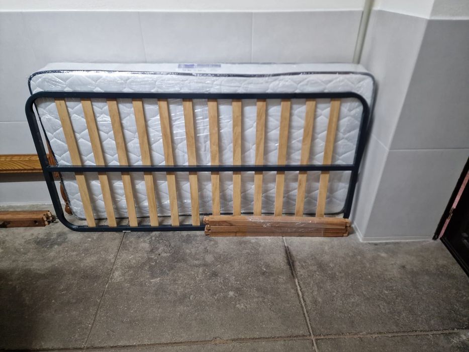Cama em madeira, com estrado e colchão, 90x200 cm
