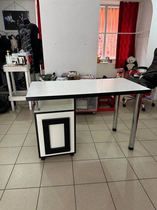 Сучасний письмовий стіл.