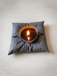 Grafitowy świecznik z gipsu polimerowego w kształcie poduszki