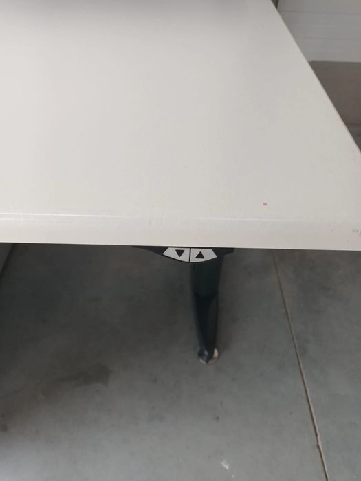 Biurko elektryczne z elektrycznie regulowanym blatem