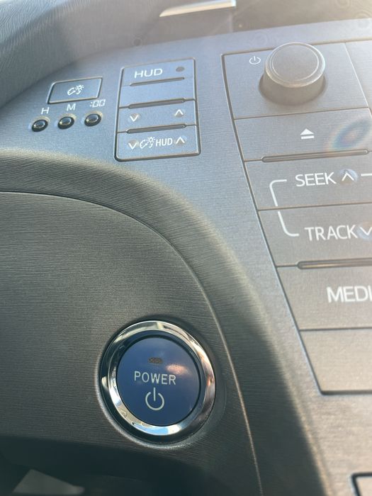 Продається Toyota Prius в технічно відміному стані.