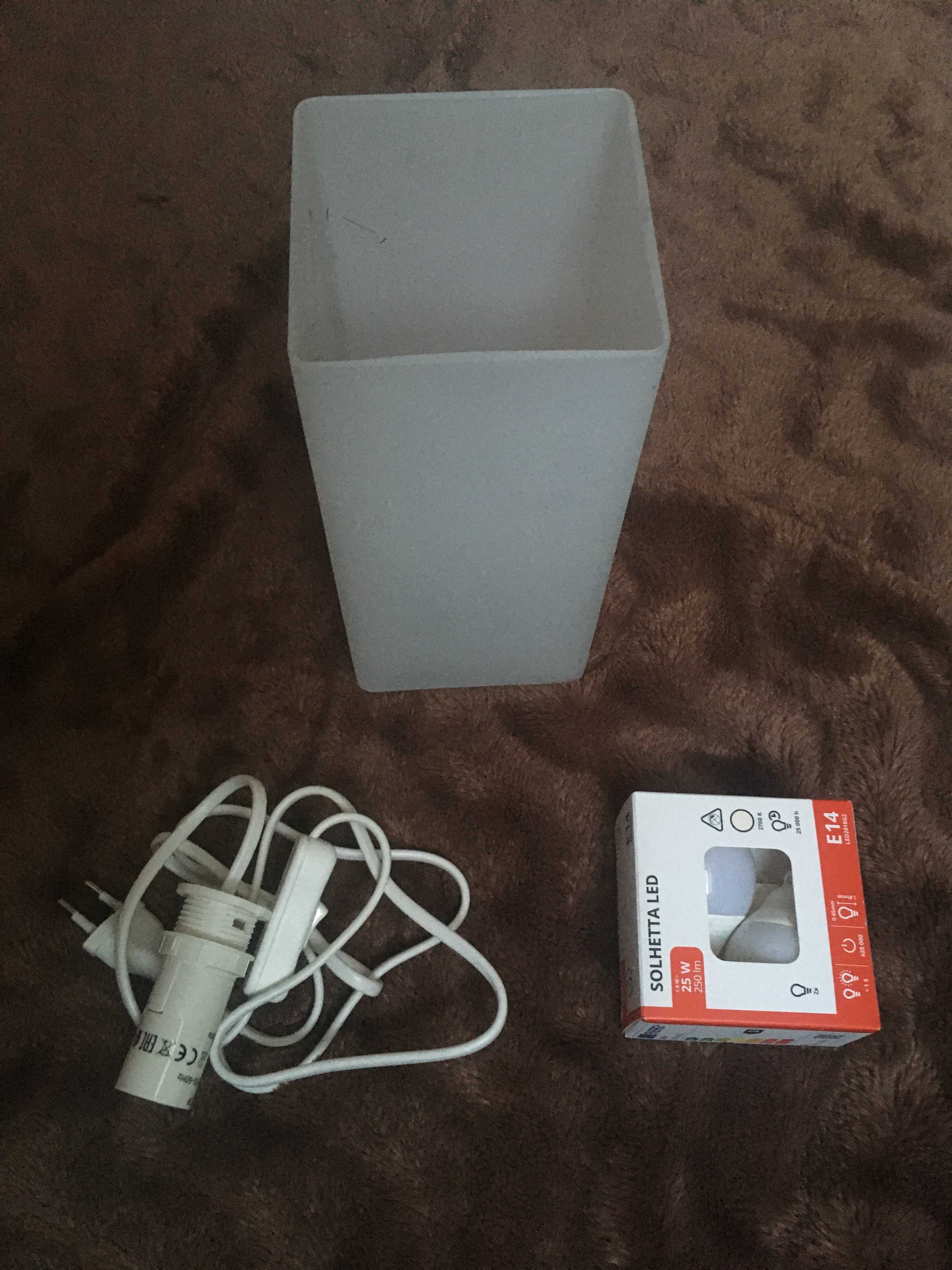 Lampa stołowa na stół, szafkę, regał itp.