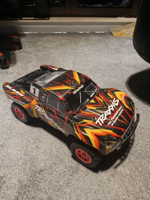 TRAXXAS slash 4WD (ładowarka + 2 Akumulatory gratis)