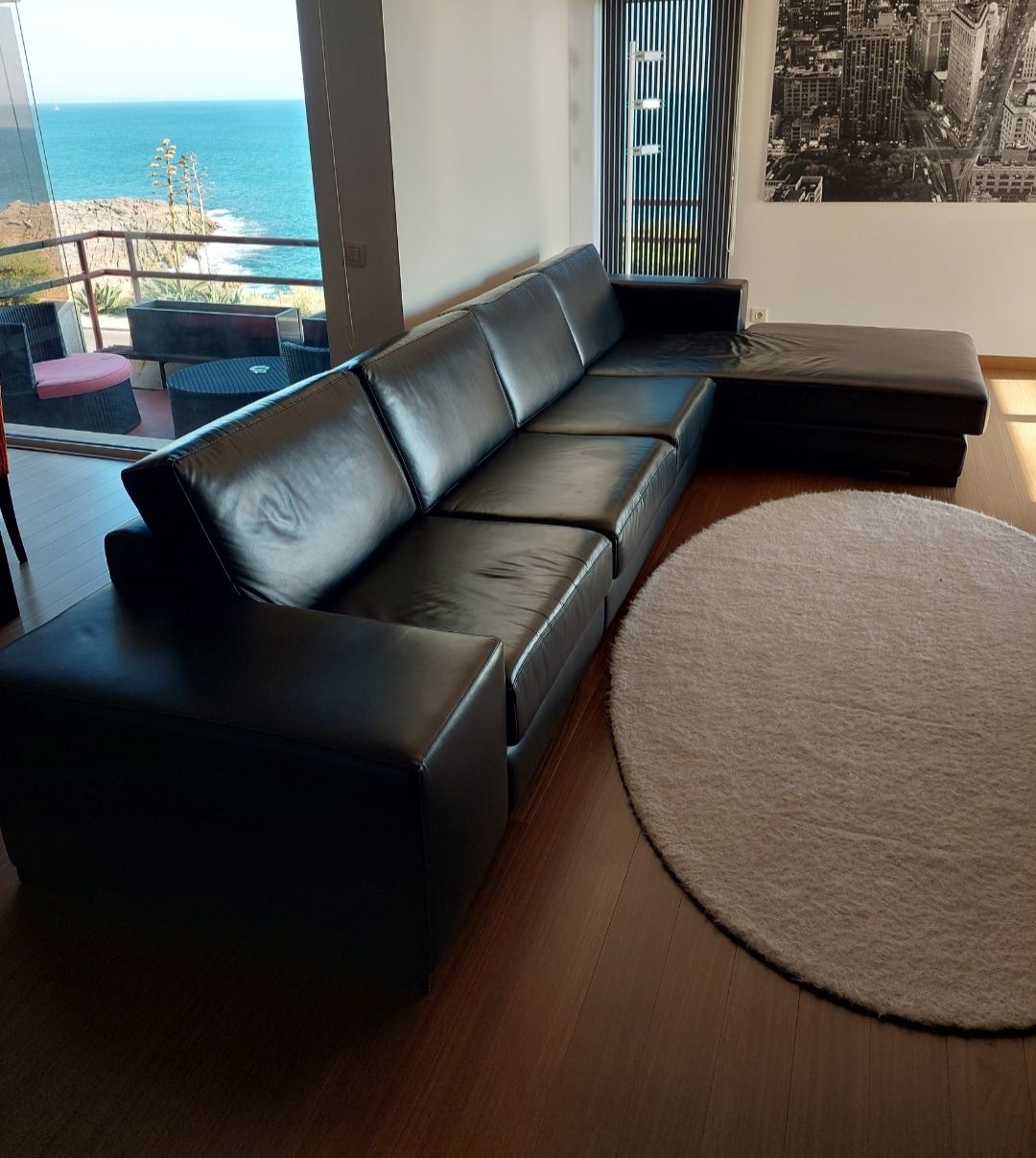 Sofá grande em cabedal preto com chaise longue