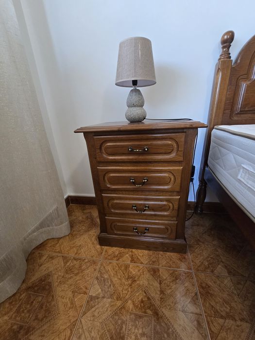 Conjunto cama, mesinhas e cómoda