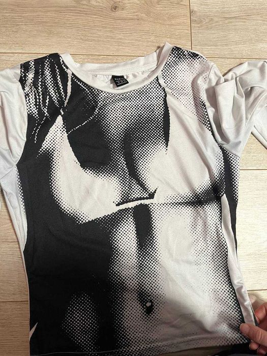 Білий лонгслів з чорним принтом жіночого тіла s-m