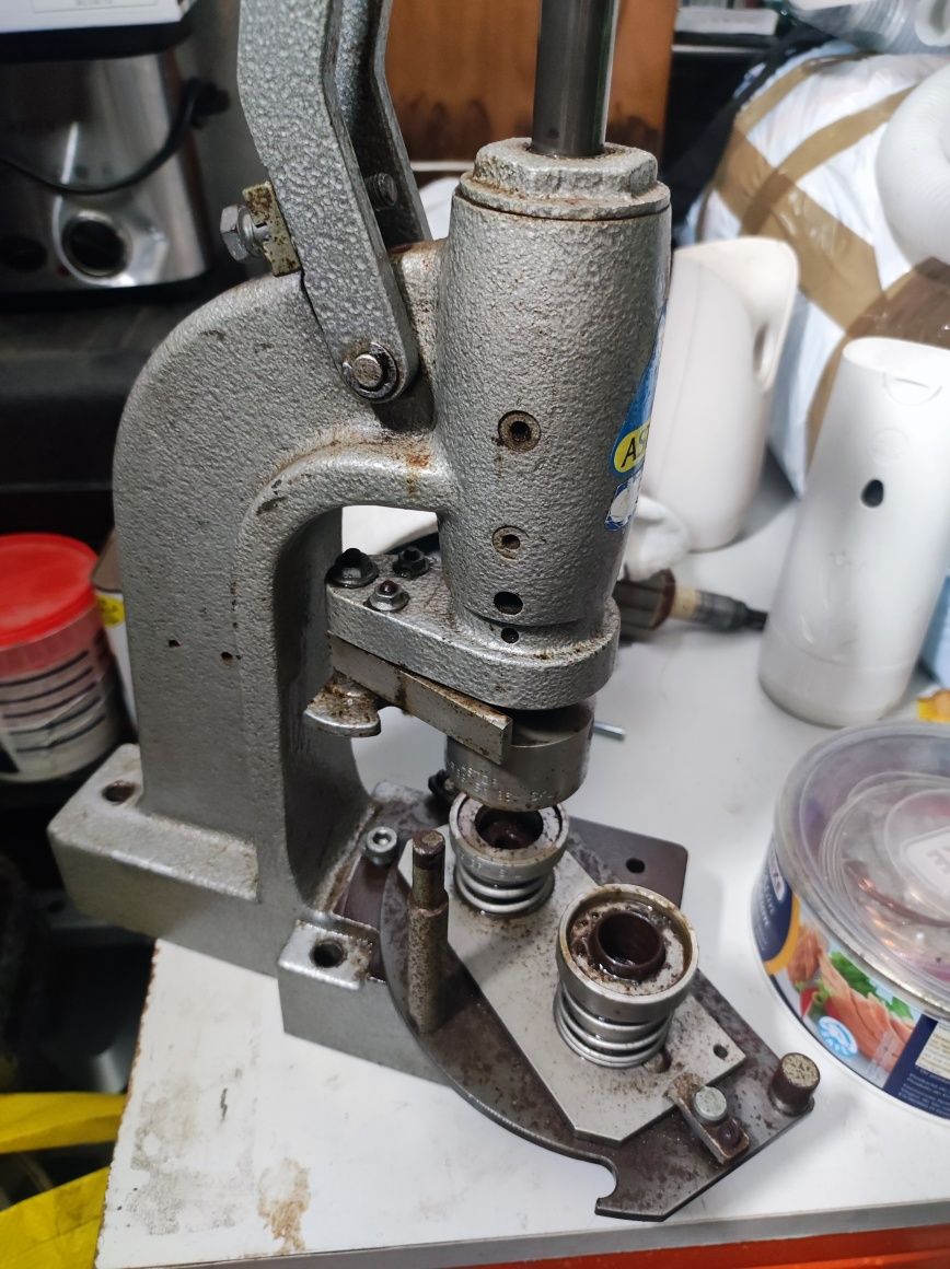Máquina de forrar botões e crachás Astor