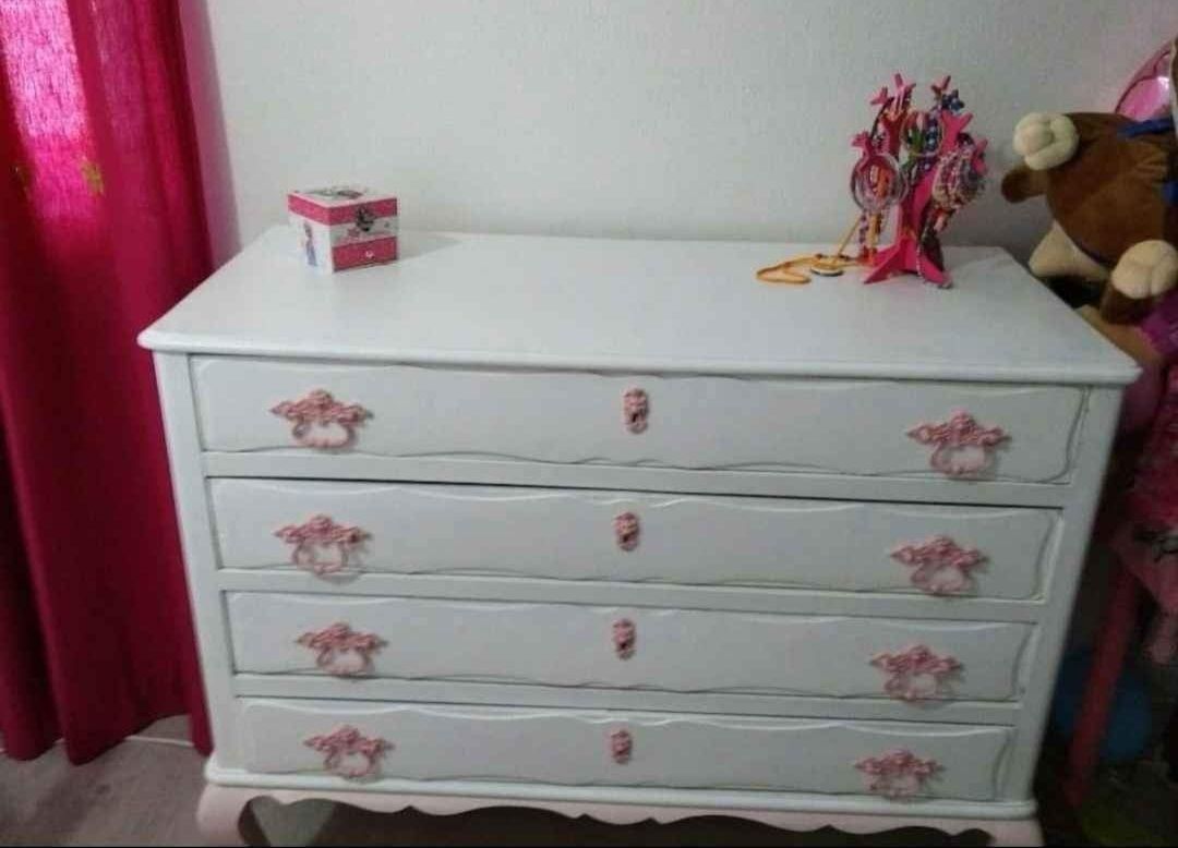 Cama, cómoda e mesinha de cabeceira