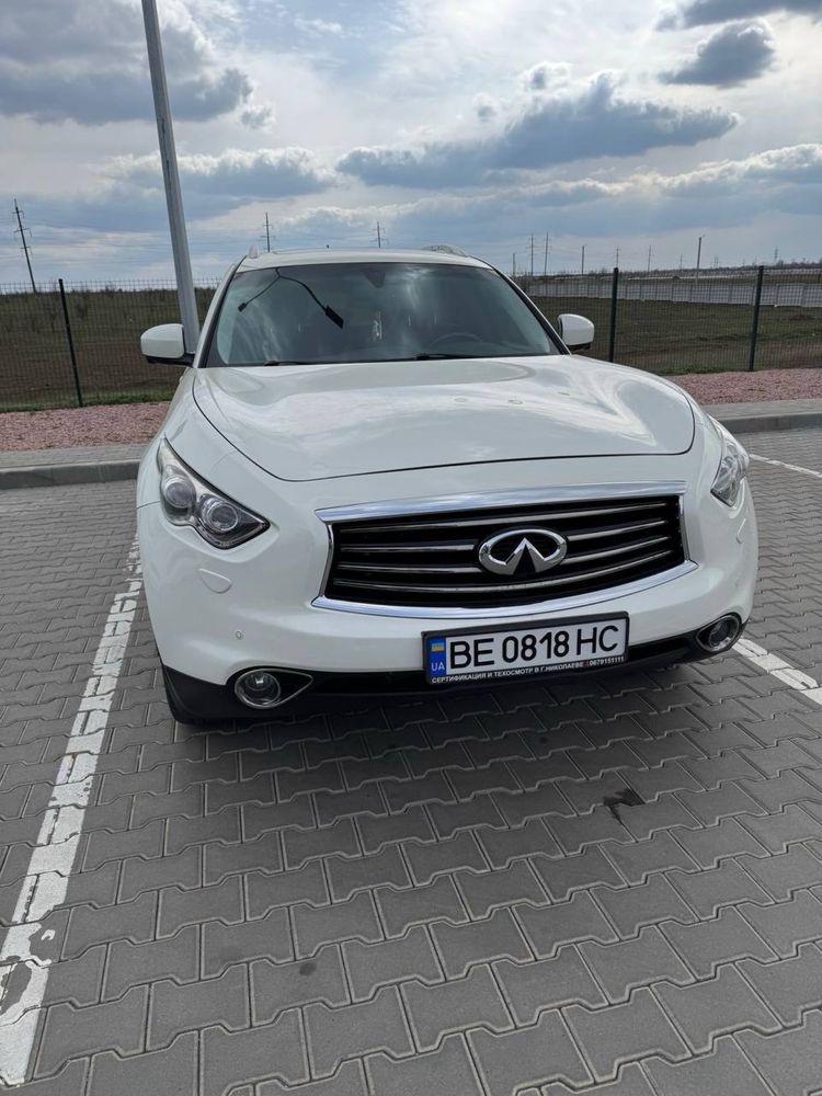 Infinity QX-70 Автомобіль