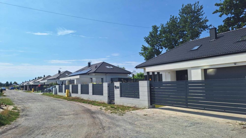 Nowoczesny dom wolnostojący z poddaszem użytkowym w Małęczynie.
