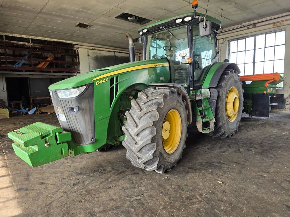 John Deere 8260R