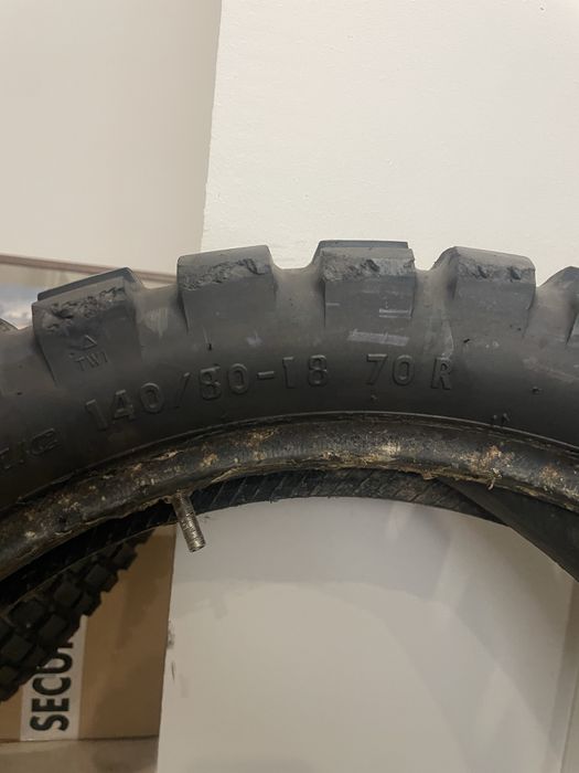 Um conjunto pneu de anteiro e pneu traseiro