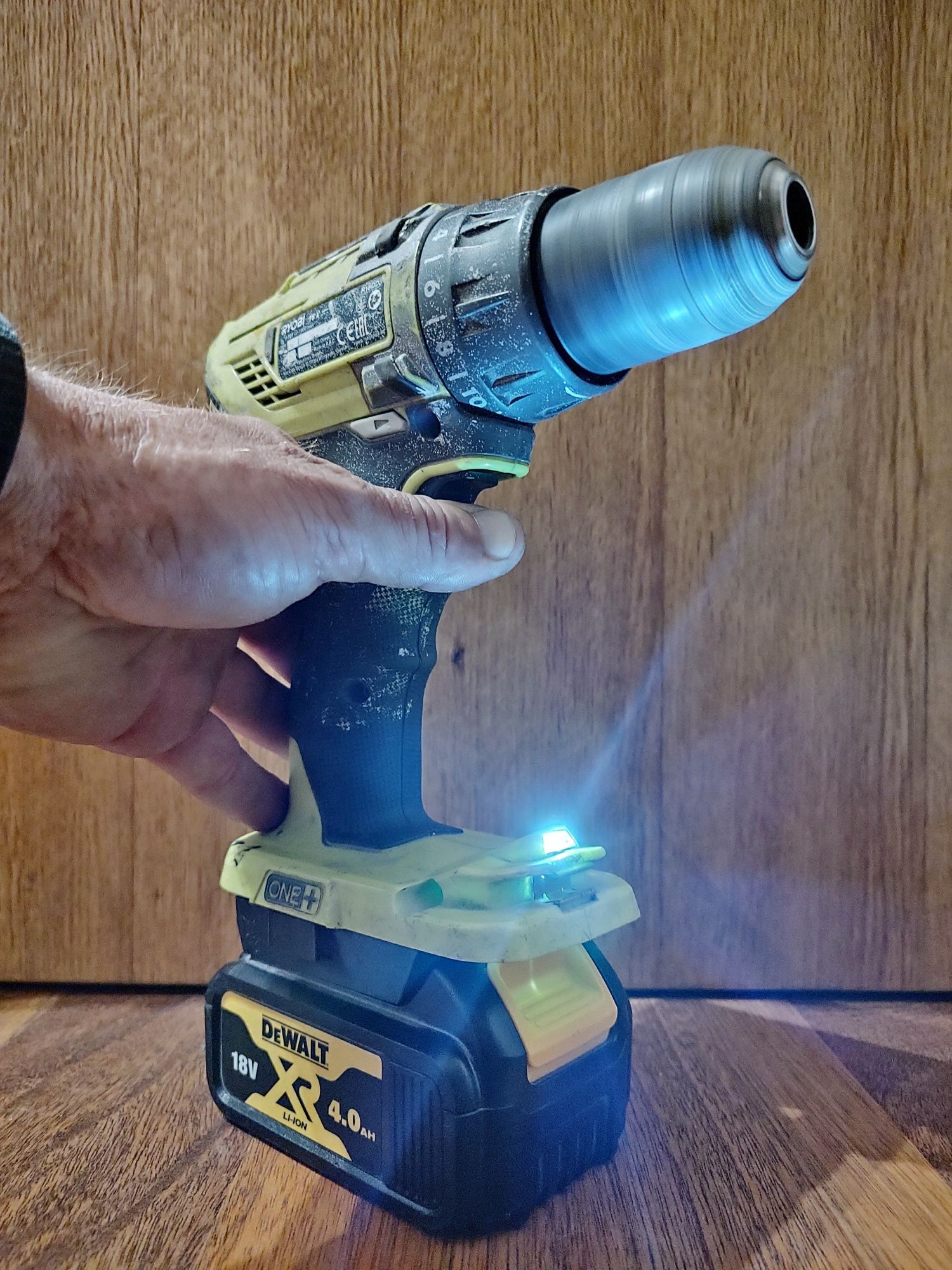 Adapter Ryobi One+ na baterie DeWalt XR18