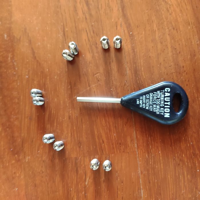 Parafusos e chave para quilhas