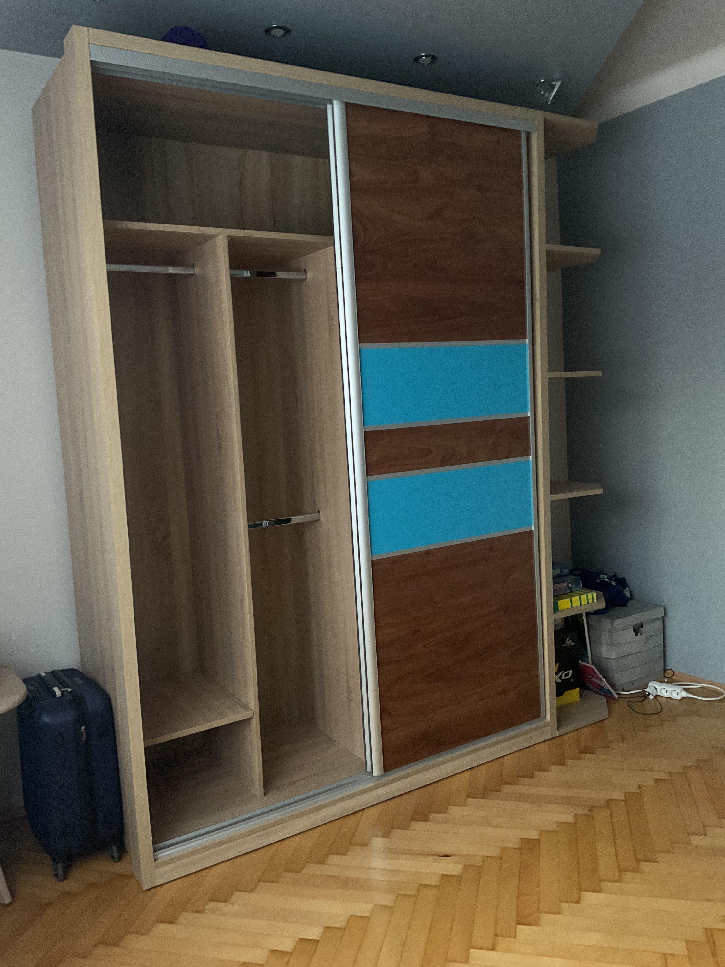 Szafa przesuwna z półkami