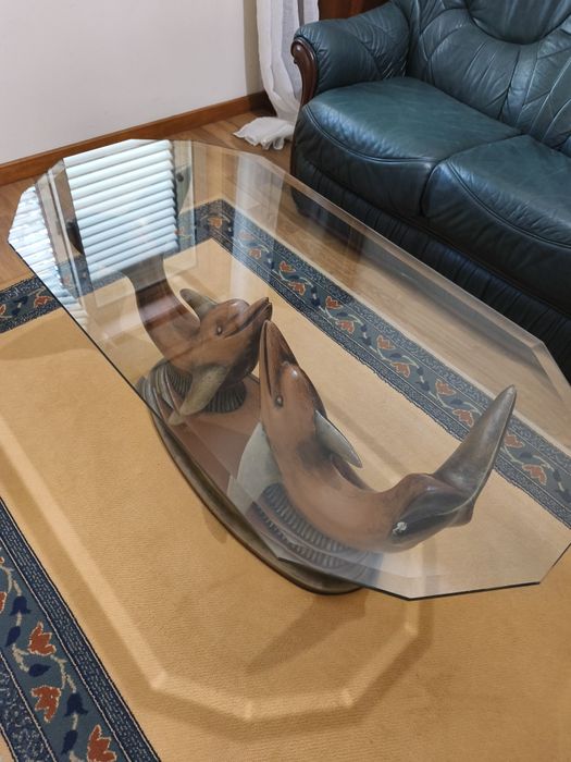 Mesa de centro em vidro com base em madeira esculpida (golfinhos)