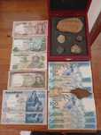 Vendo notas escudos, chapéus asiáticos e achados arquiologicos