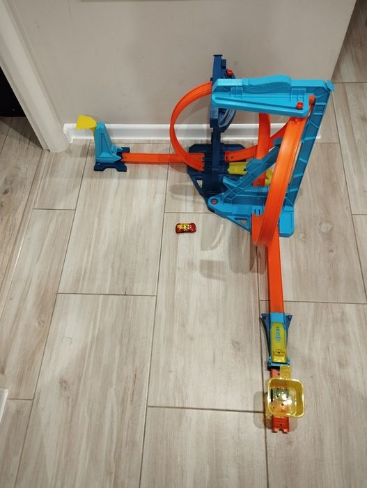 Tory hot wheels pętla plus autka