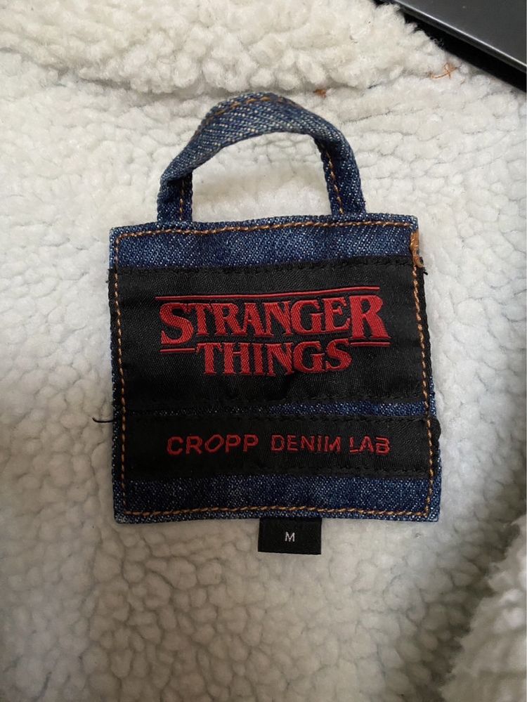 Продам джинсову куртку з емблемою серіалу Stranger Things