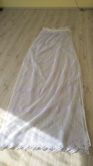 Długa biała firanka