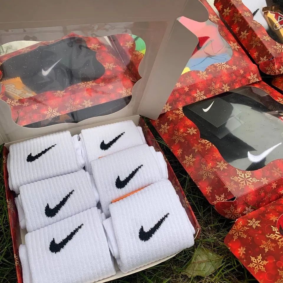 Бюджетні подарункові набори/Шкарпетки Nike/солодощі/шапки/ подарунки