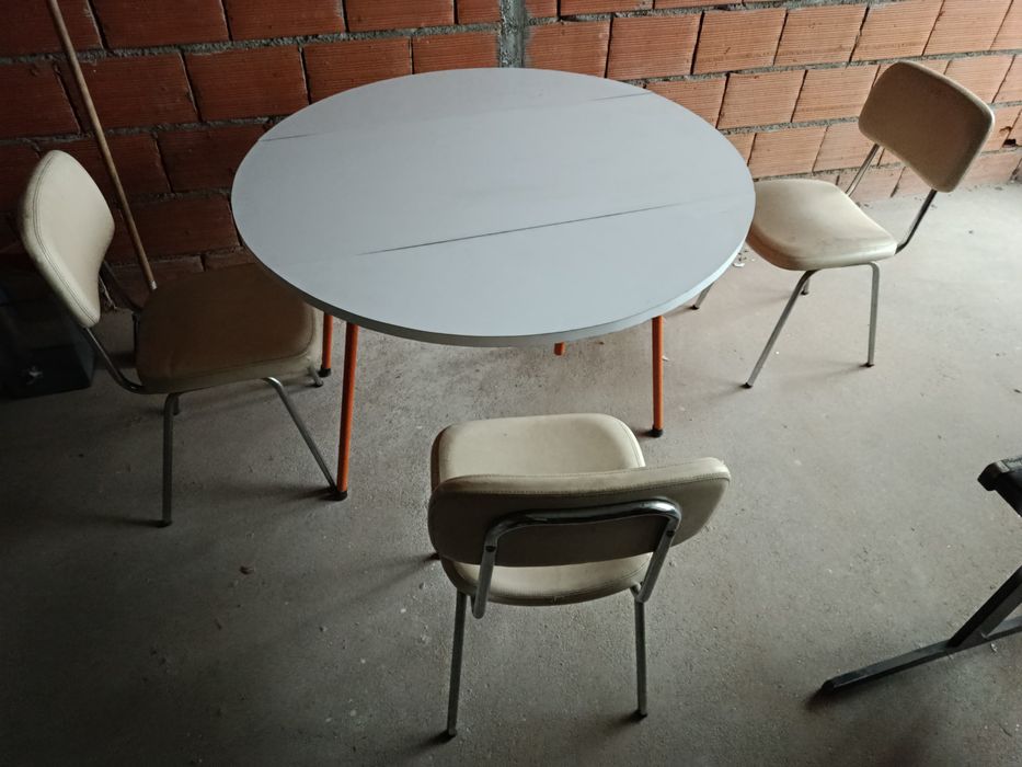 Mesa de cozinha  com 3 cadeiras