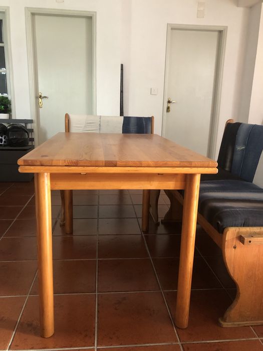 Mesa com 2 bancos e uma cadeira