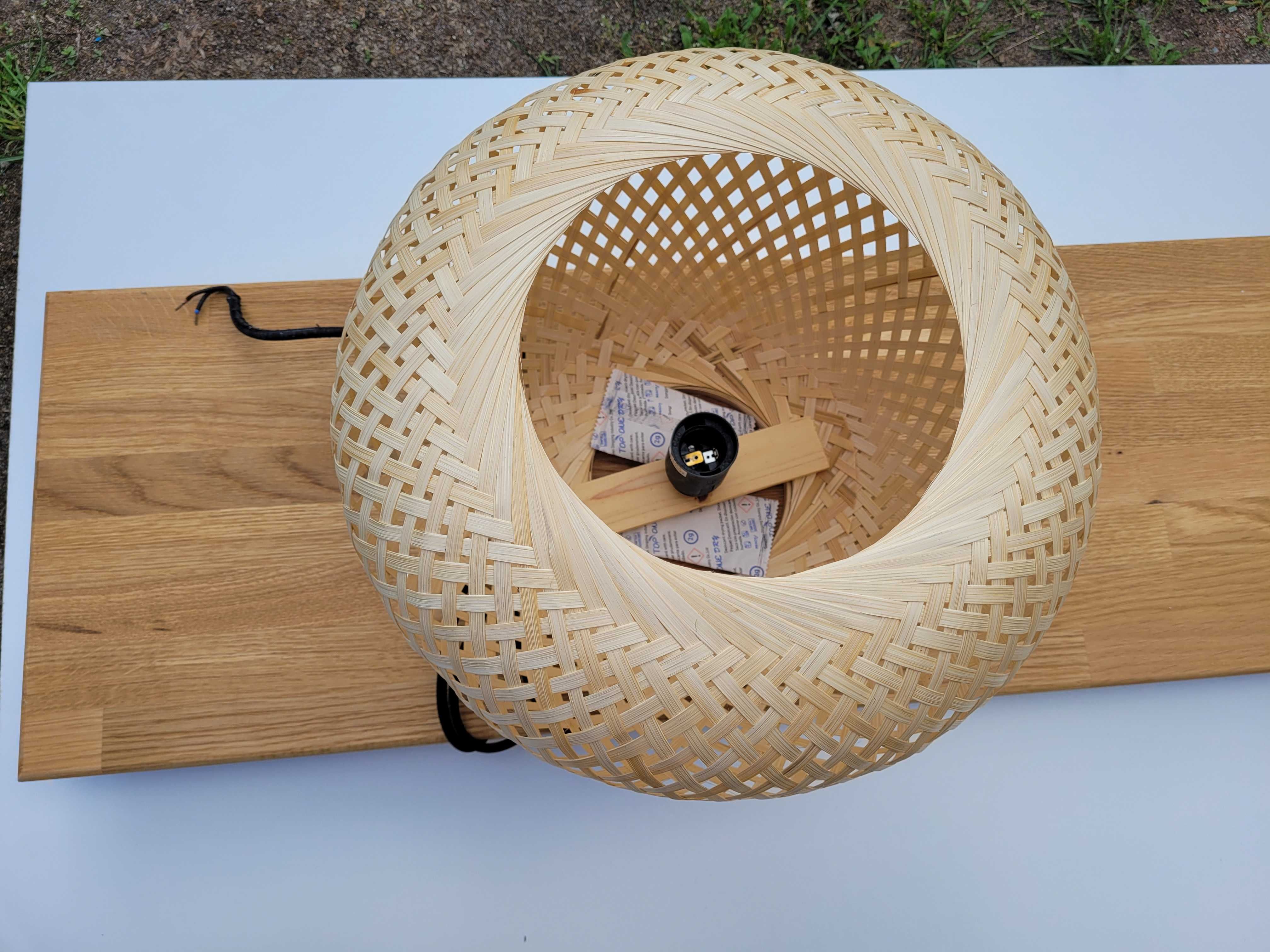 Lampa z bambusowymi kloszami