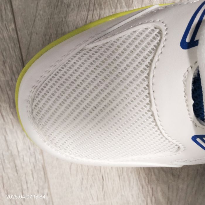 Кросівки всесезонні