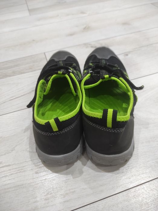 Zabudowane sandały uniwersalne Pepperts