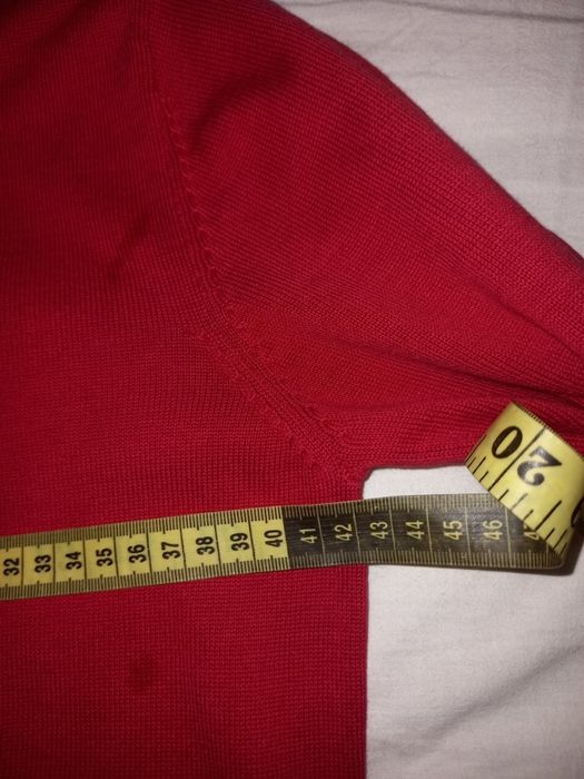 Шкільний светер з v подібним вирізом.