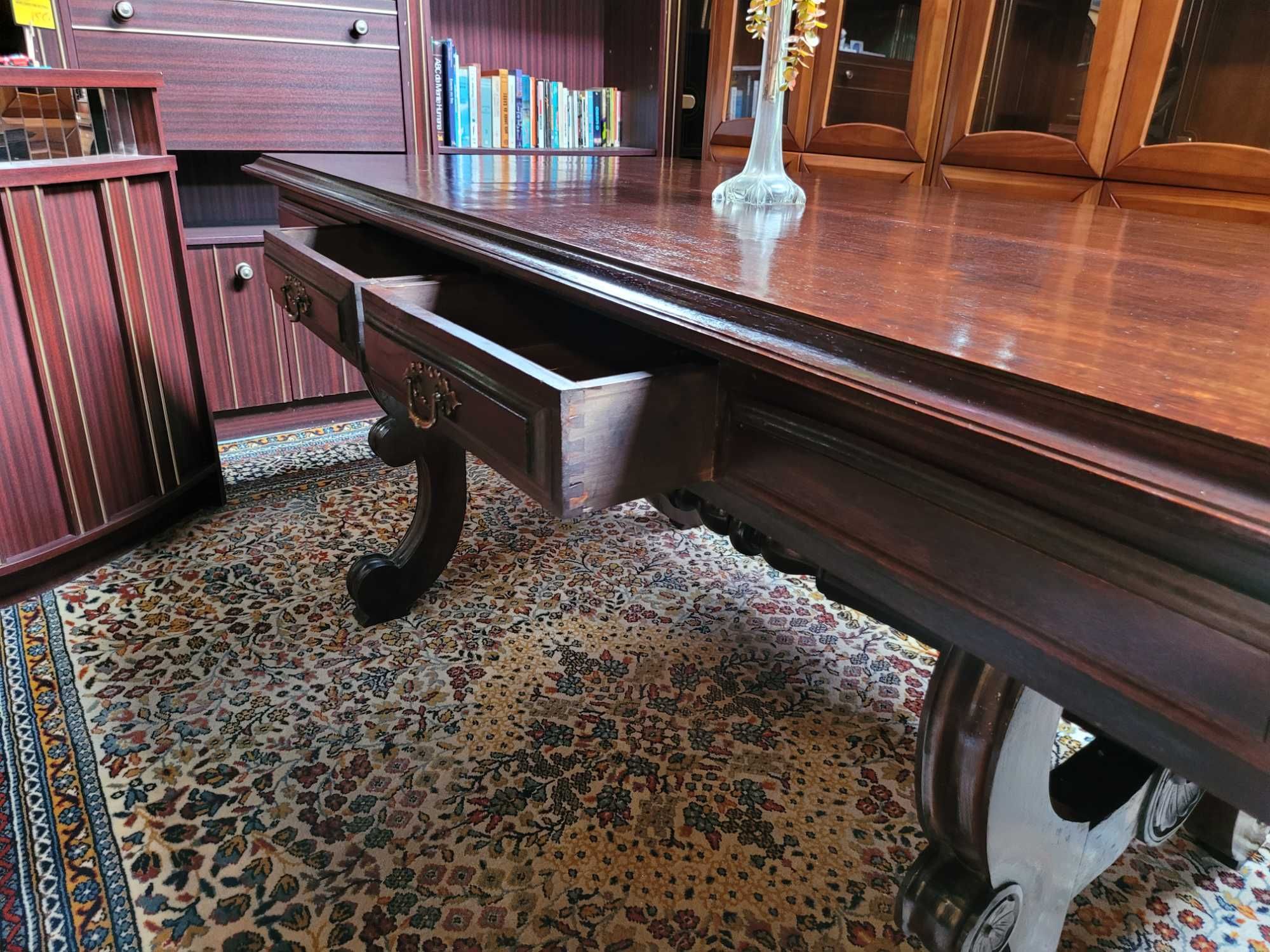 Mesa de sala em madeira maciça com gavetas - Bom estado geral