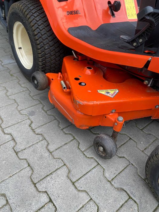 Traktorek ogrodowy Kubota G21, górny wysyp