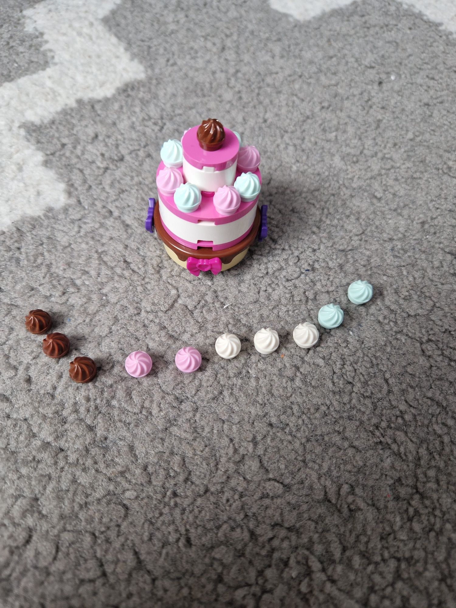 Tort babeczkowy Lego Friends