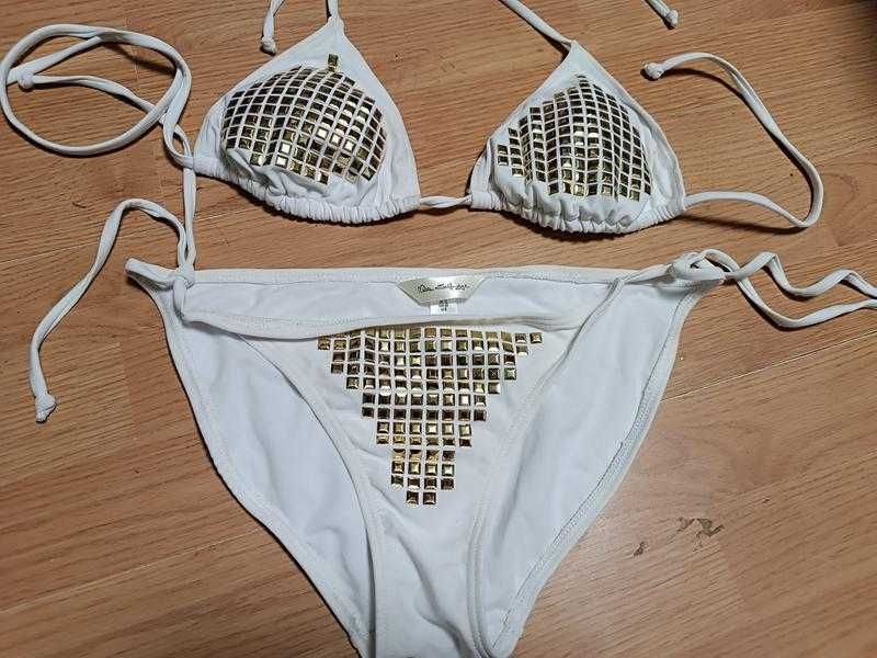 Купальник бікіні роздільний білий з заклепками шипами
Miss Selfridge