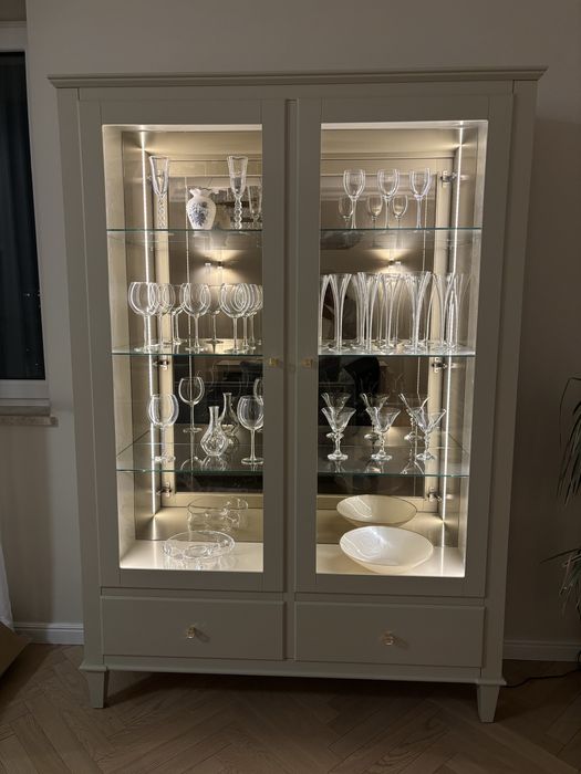 Elegancka, podswietlana witryna marki NOVELLE