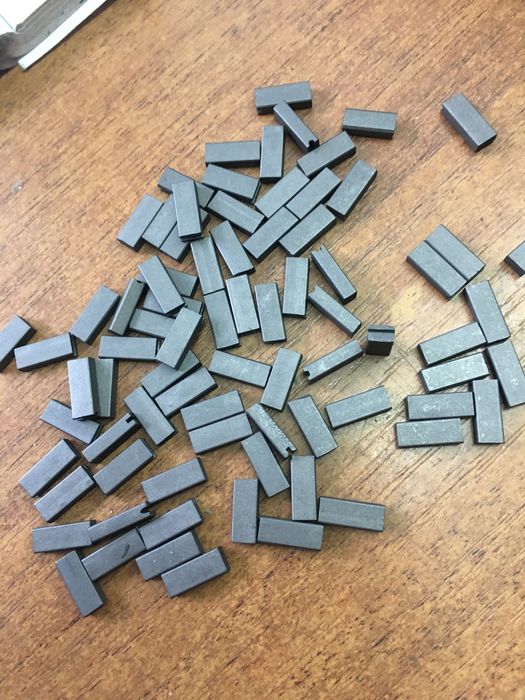 Щітки колекторного двигуна електробритви