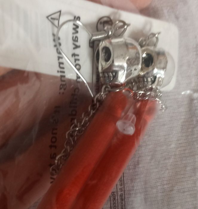 Kolczyki chwosty czaszki czerwone nowe