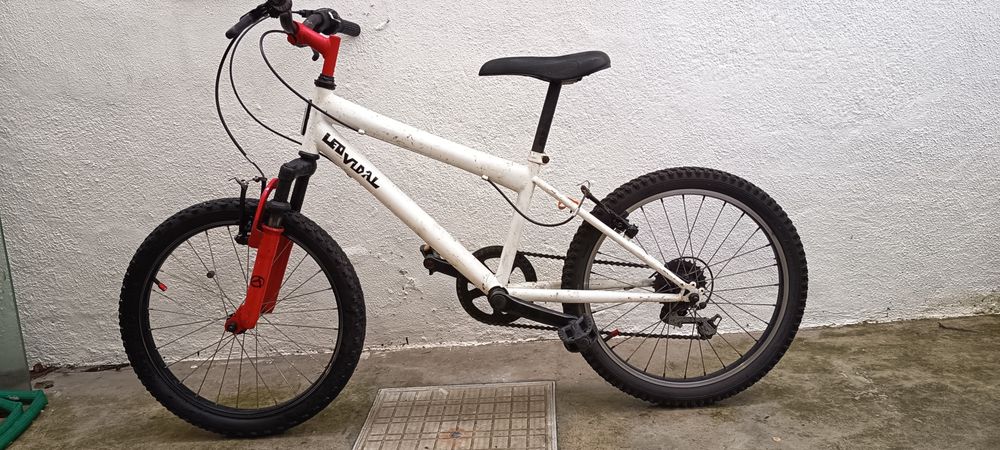 Vendo 3 bicicletas... Aro 20" , 24" e 26