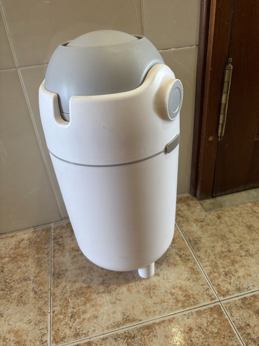 Vendo contentor de fraldas lancheirinhas de escola