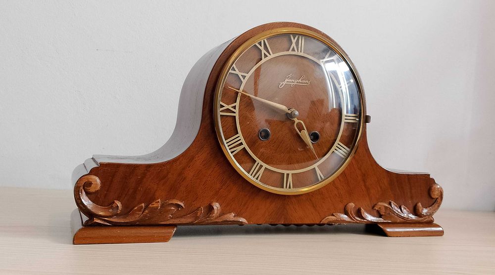 Piękny stary drewniany zegar kominkowy Junghans. Vintage.