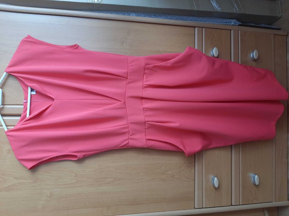 Malinowa sukienka koktajlowa