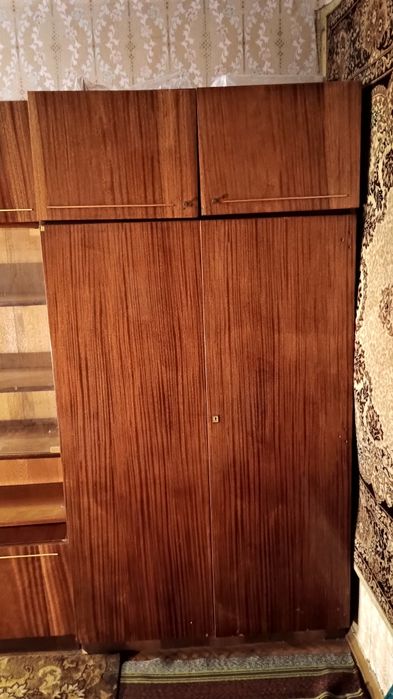 Продается стенка производства СССР с посудой