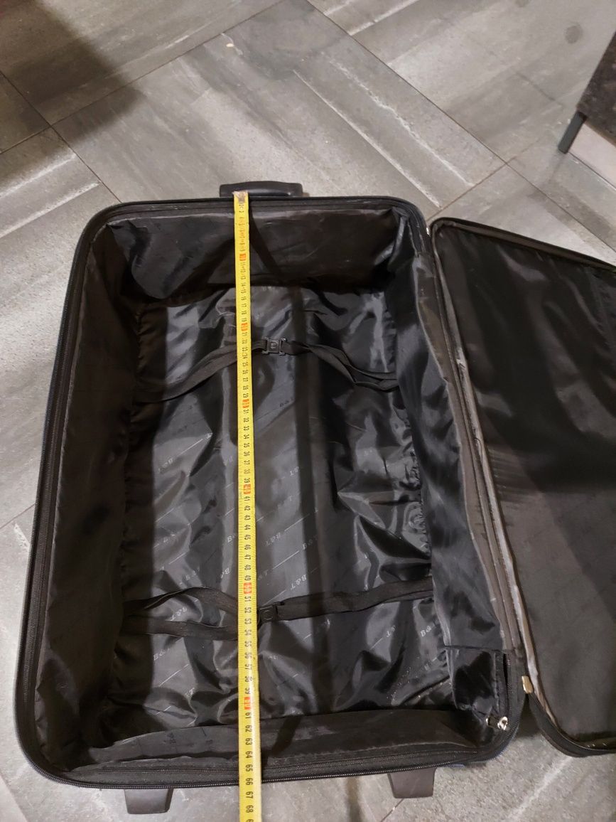 Duża pojemna walizka na kółkach