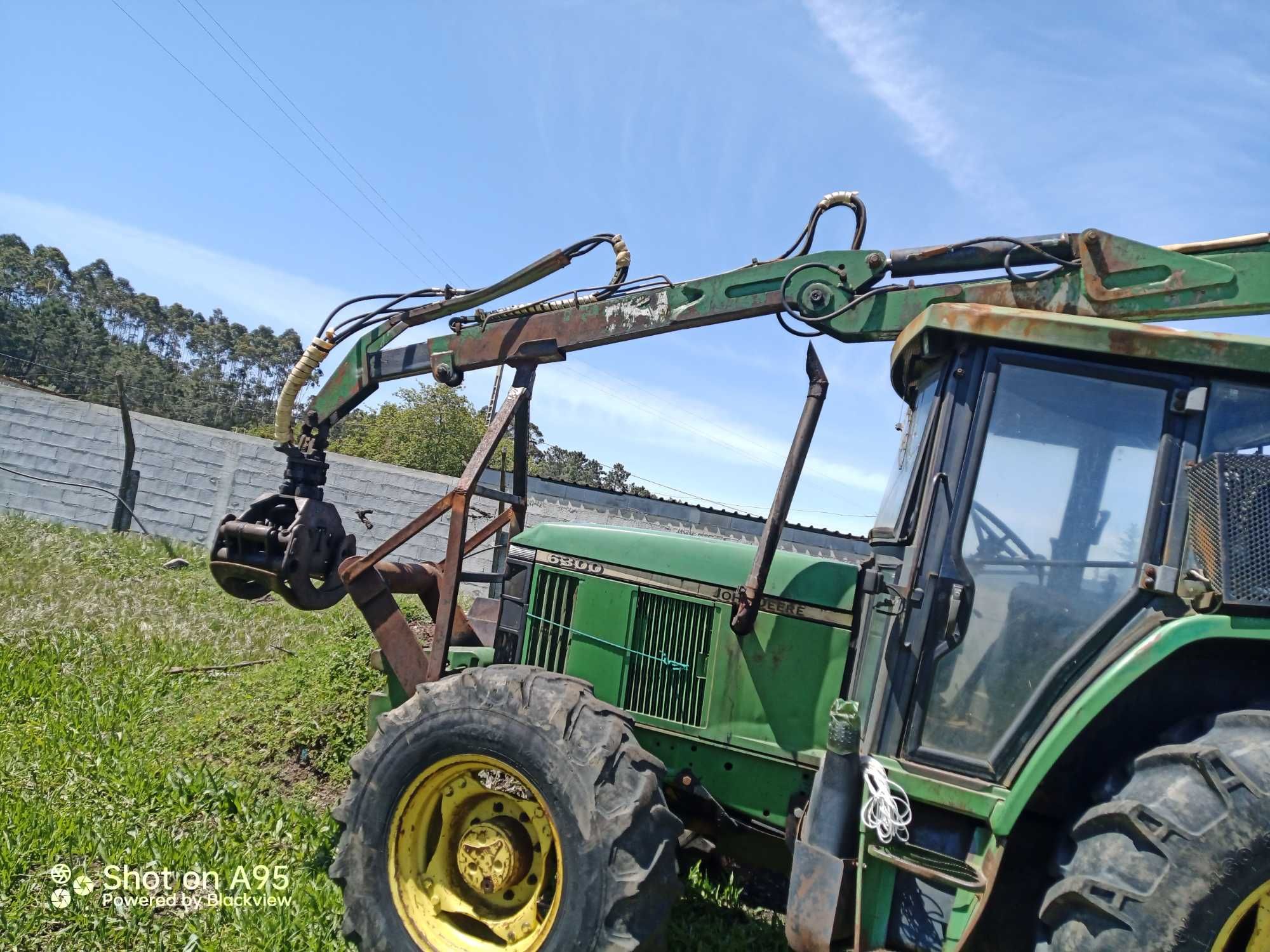 Trator industrial com carroço com tração e Grua