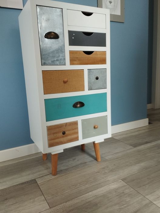Komoda Thais z kolorowymi szufladami