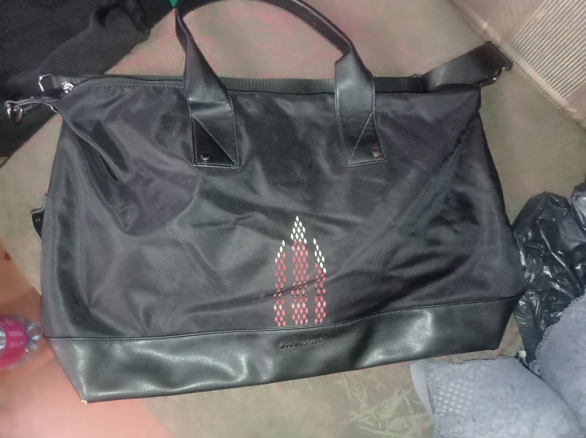 Дорожная сумка Givenchy.