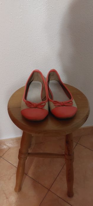 Vende-se umas sandálias